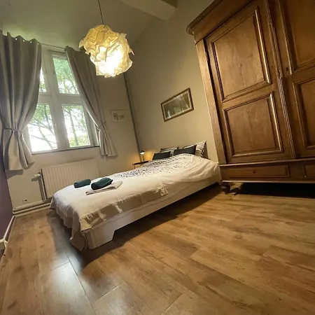 Logie Chateau-ferme De Hombroux Ans